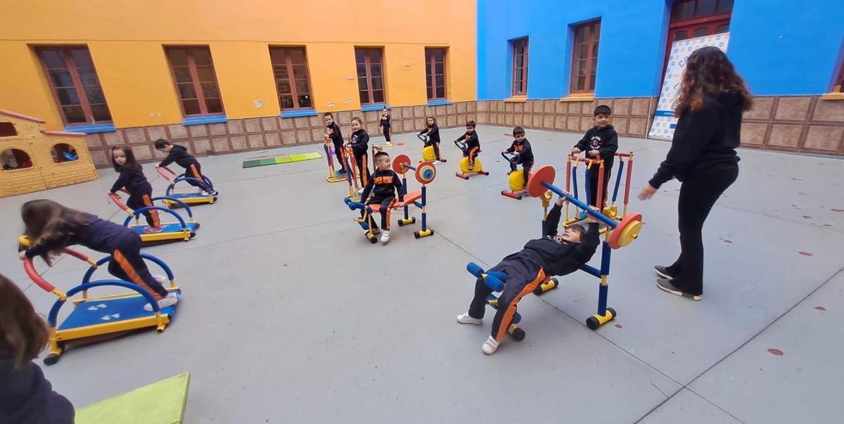Una profesora da indicaciones a los rapacinos p’aprende-yos motricidá.