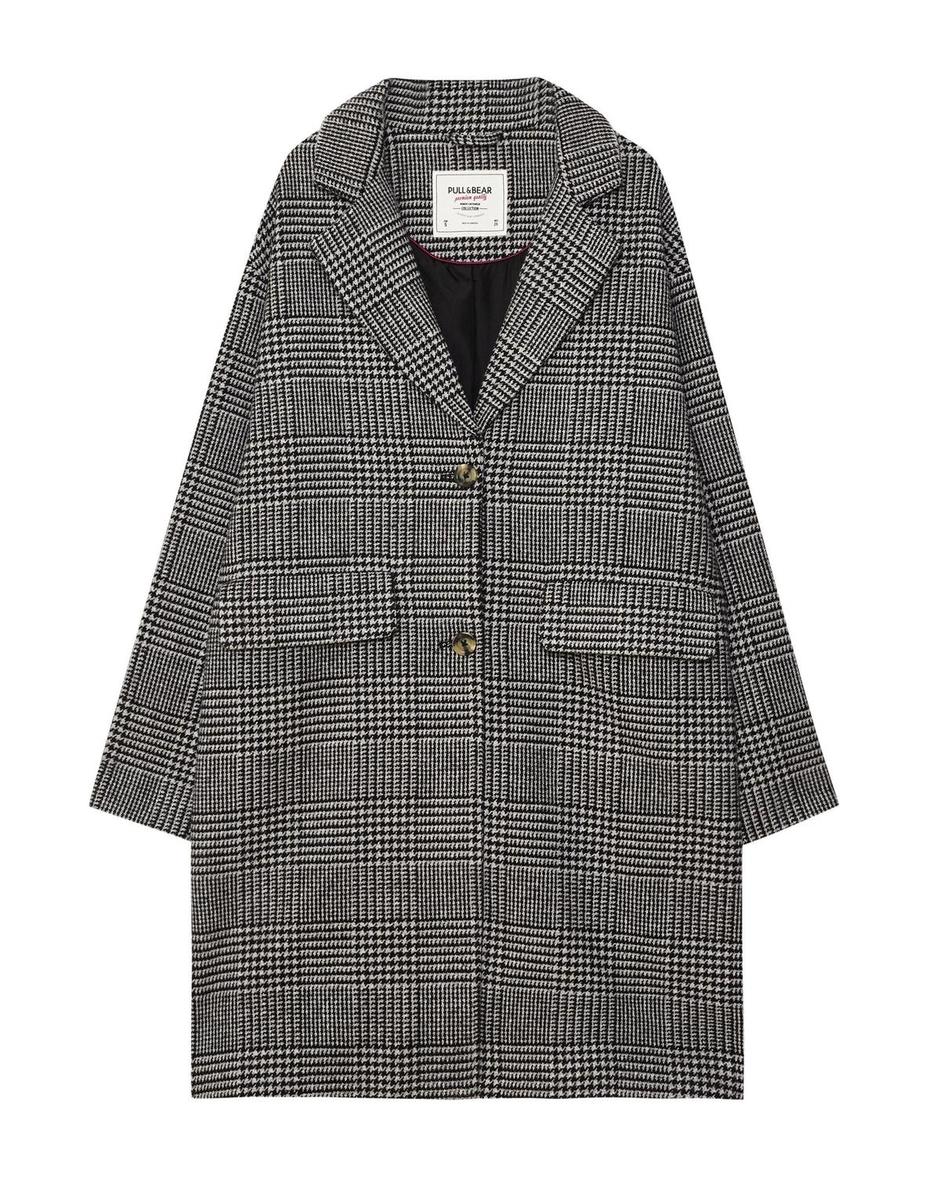 Abrigo oversize de cuadros de Pull & Bear (49,99 €)