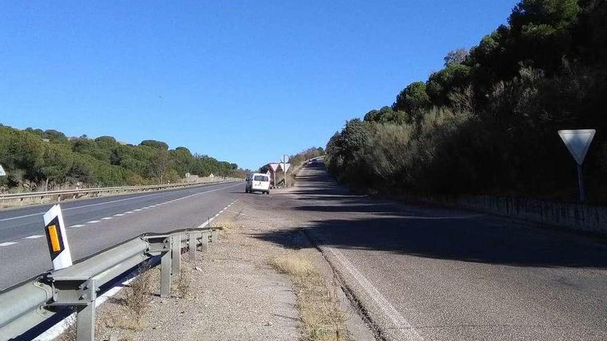 Una furgoneta se incorpora a la carretera N-122 desde el tramo que conecta con el Puente de Hierro.