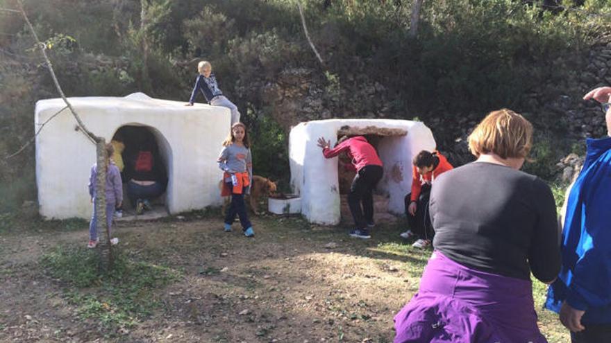 Los asistentes visitaron los elementos arquitectónicos restaurados recientemente.