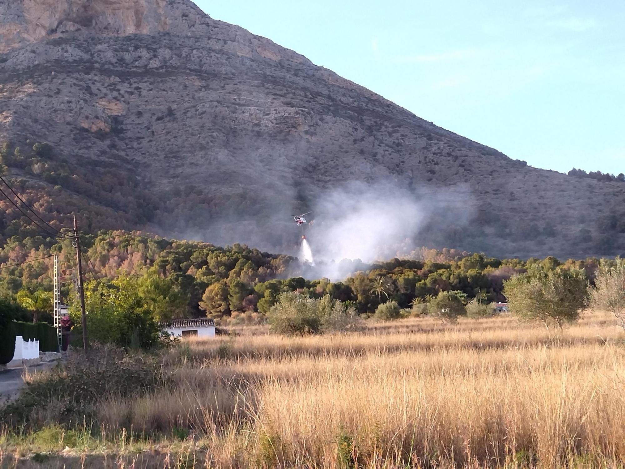 La espectacular descarga de retardante rojo en el incendio del Montgó