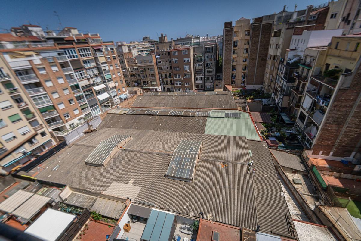Barcelona 03/07/2025 Barcelona. Tema amianto. Interior de manzana Casanova, Gran Via, Sepulveda, Villarroel. Parking Gratsa. La entrada del parking GRATSA esta por Casanova. AUTOR: MANU MITRU
