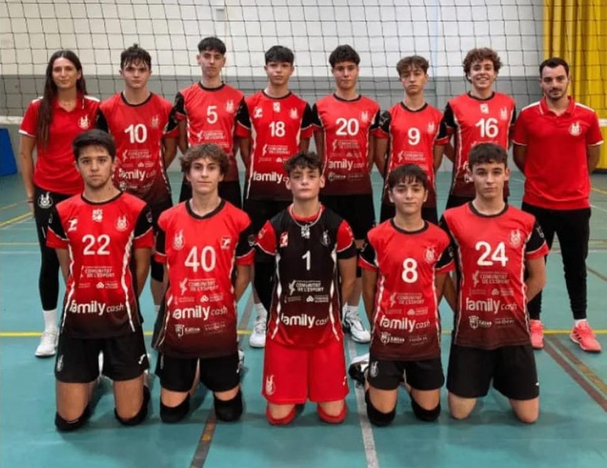 Los chicos del cadete masculino del  Xàtiva Voleibol que disputarán la Copa de España.