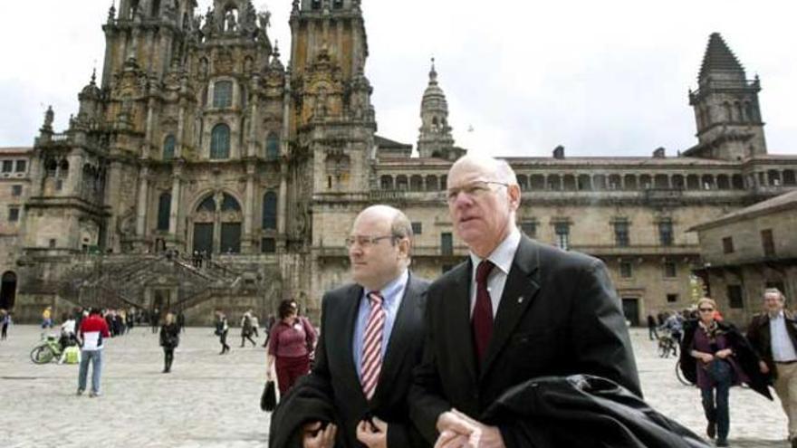 El presidente del Parlamento Alemán, Norbert Lammert(d), y el secretario de Estado del Ministerio de Finanzas de Alemania, Steffen Kampeter (i), en su visita a Santiago para participar en la conferencia &quot;Reajustar la relación entre la UE y los Estados Miembros: lecciones de la crisis&quot;, que se celebrará en la ciudad.