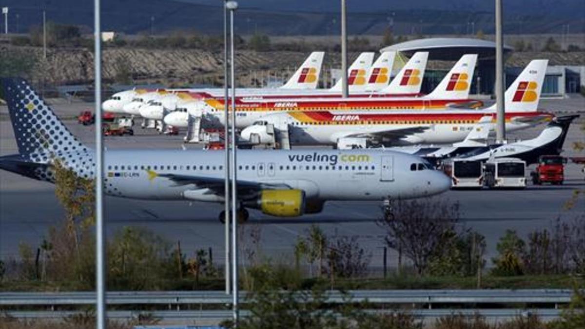 Aviones de Iberia y Vueling en Barajas en noviembre.