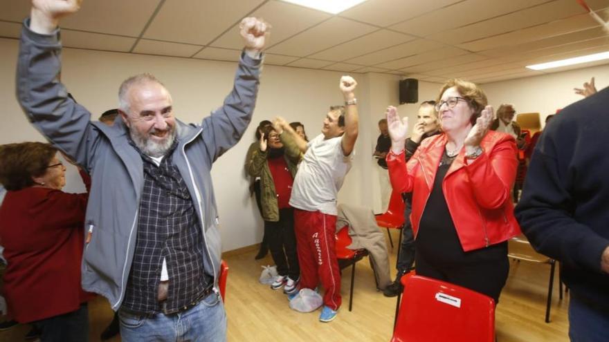 Sede del PSdeG en Vigo, celebrando los resultados. // R. GROBAS