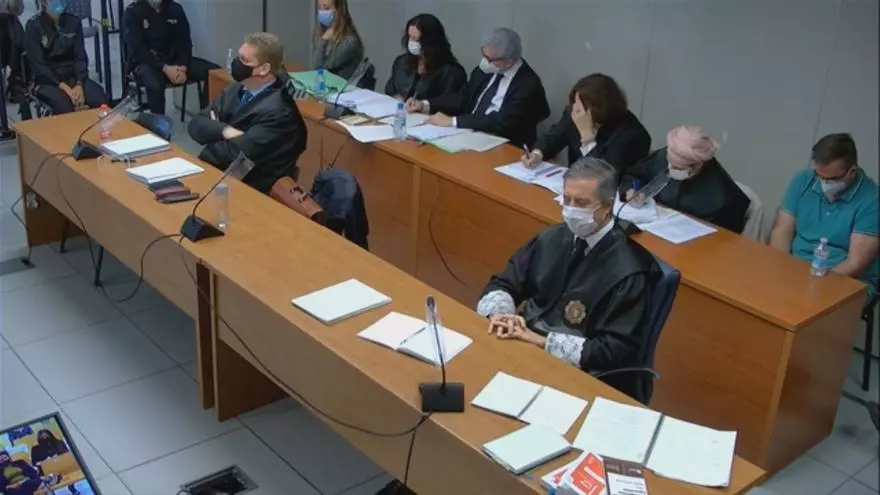 Conversaciones entre Maje y Salva: Maje bromea con si la está vigilando la policía