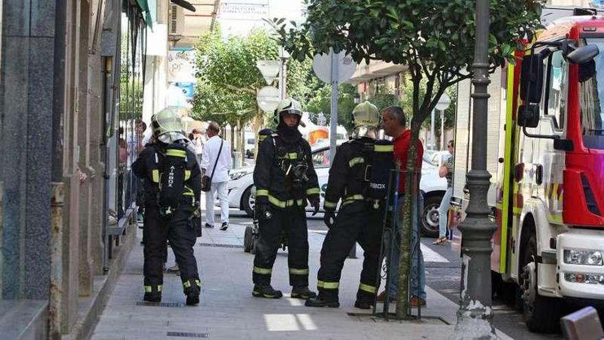 Faílde (dcha.) en el dispositivo por una falsa alarma de escape de gas, la pasada semana. // Bernabé/Cris M.V.