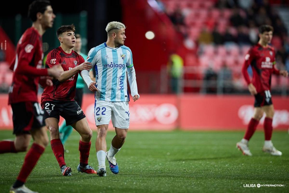 Dani Lorenzo es agarrado Daniel Lorenzo, en la primera parte del CD Mirandés - Málaga CF