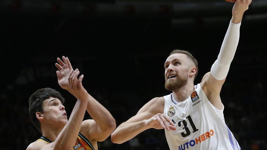 El Madrid exprime su empuje inicial ante un Valencia que mejora tarde.