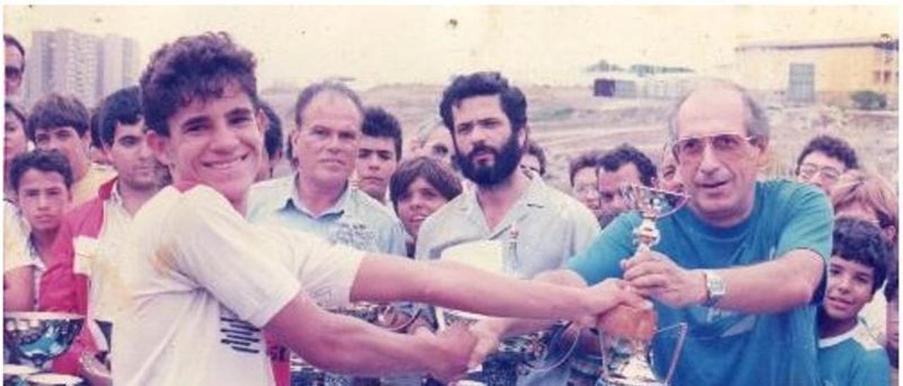 Del Pino (derecha) entrega un trofeo a un jugador de la AD Huracán, que entonces presidía.