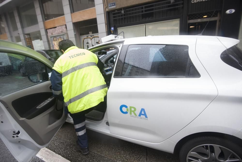 Un vehículo vigila la zona verde de la ORA