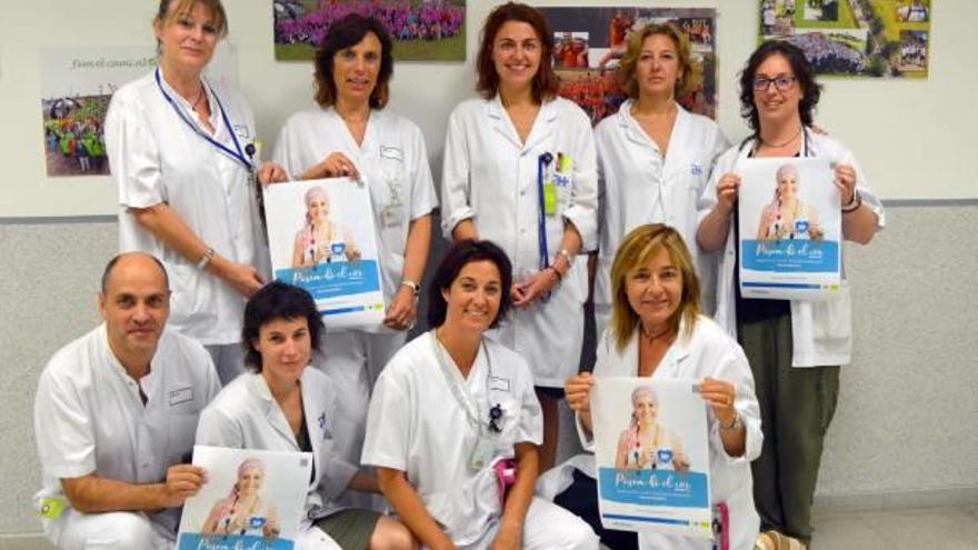 Membres de l&#039;equip d&#039;oncologia amb cartells de «Posem-hi el cor»