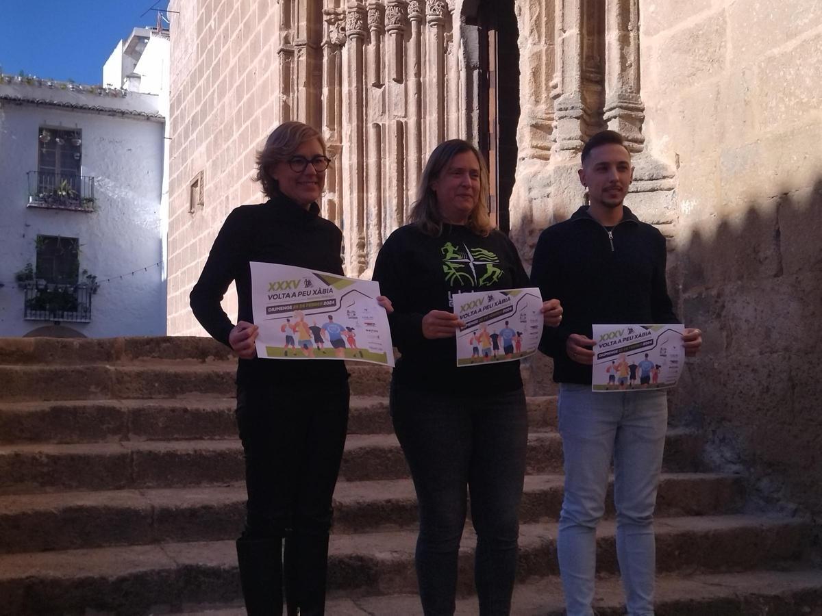 La alcaldesa de Xàbia, la presidenta del Club Llebeig y el concejal de Deportes, en la presentación de la prueba Memorial José Albi