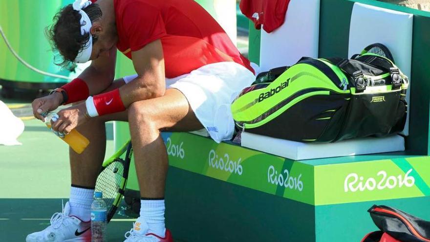 Nadal, en una pausa del partido con Nishikori.