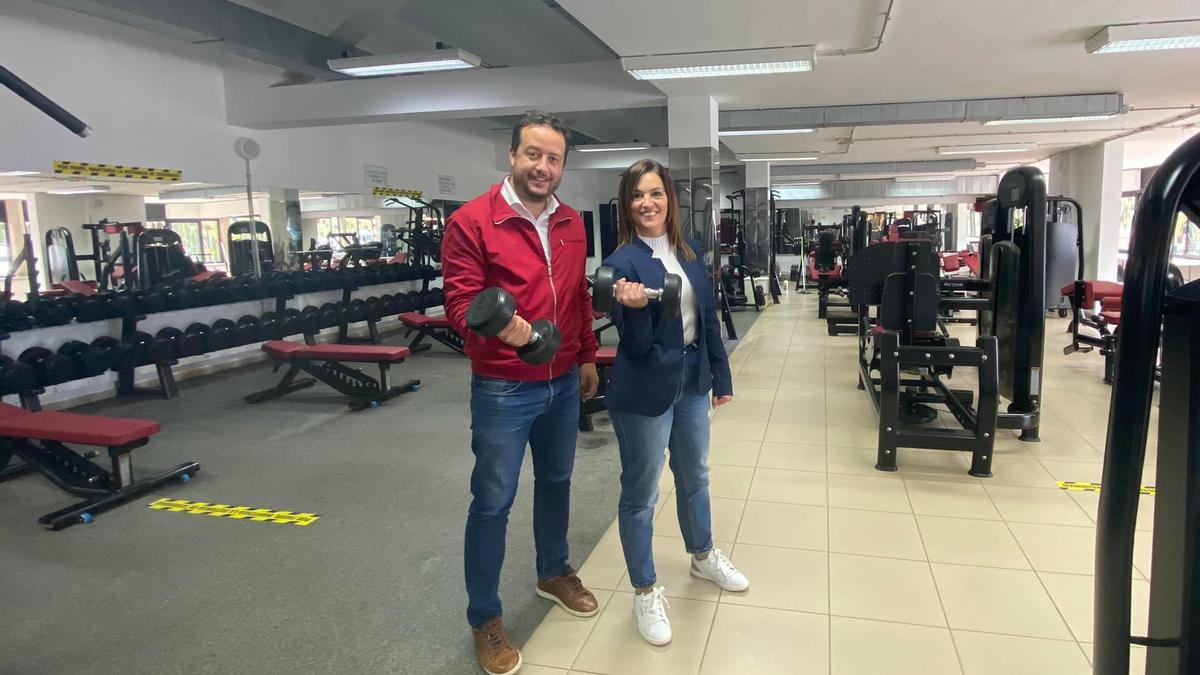 El alcalde, Juan Antonio García, y la concejal de Deportes, Yurena Gutiérrez, de visita en el recién renovado gimnasio municpal