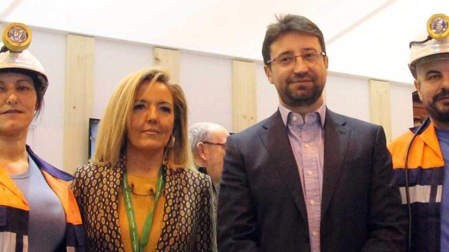 Teresa Mallada y Enrique Fernández, con dos mineros.