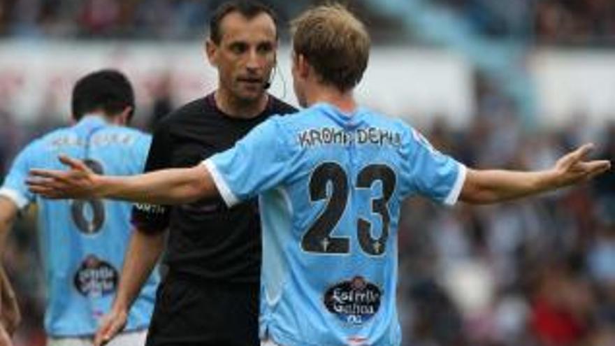 Krohn-Dehli protesta una acción a Teixeira Vitienes durante el Celta-Atlético de Madrid. // Ricardo Grobas