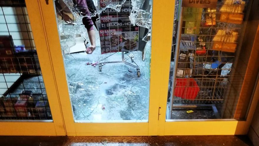 Entrada destrozada de la librería de Formentera