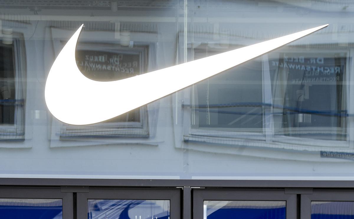 Archivo - FILED - 01 April 2020, Hamburg: The American athletic footwear Nikes logo seen above the entrance to the department store in downtown Hamburg. Photo: Axel Heimken/dpa