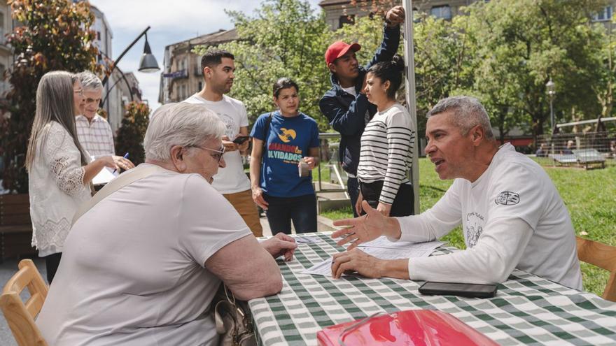 Ciudadanos que asistieron ayer a esta feria, realizando uno de los test.