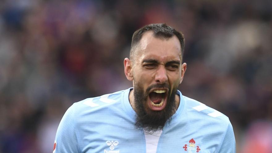 Borja Iglesias celebra uno
de los tres goles. | LOF