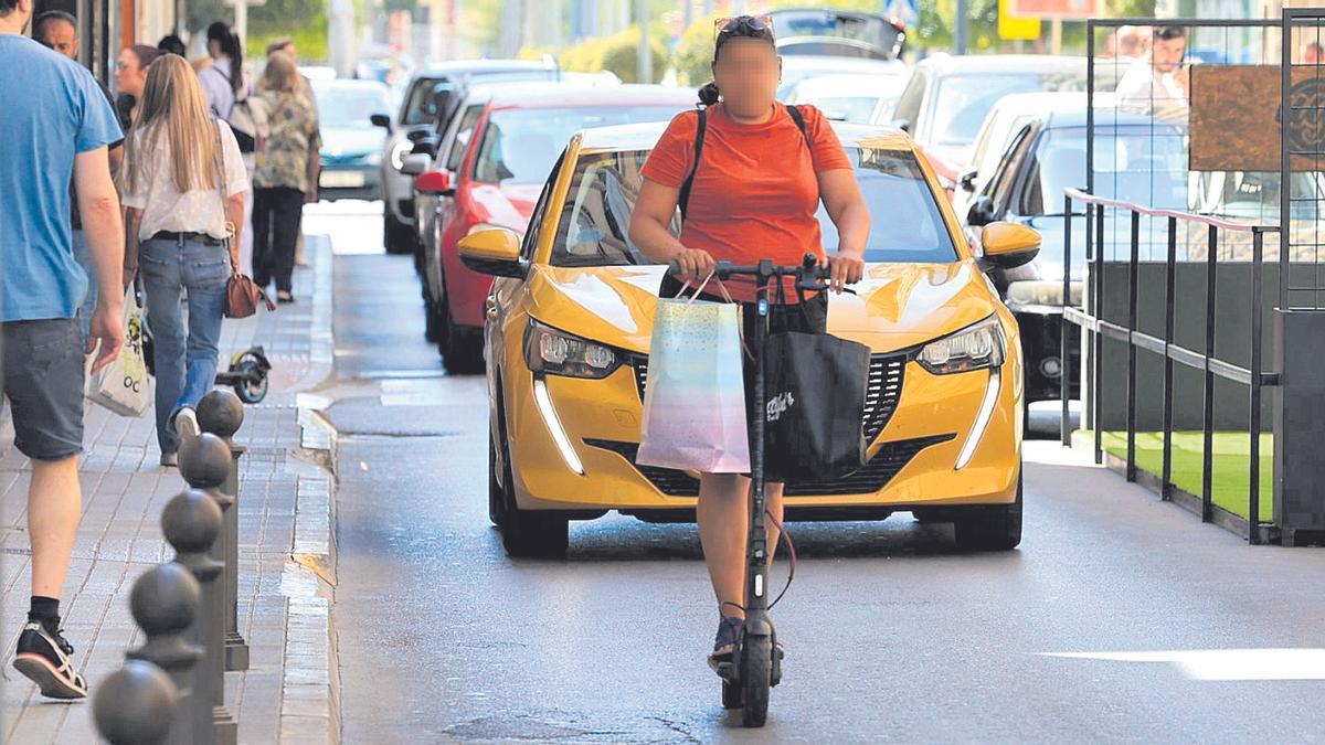 Una mujer conduce un patinete eléctrico, en Vila-real.
