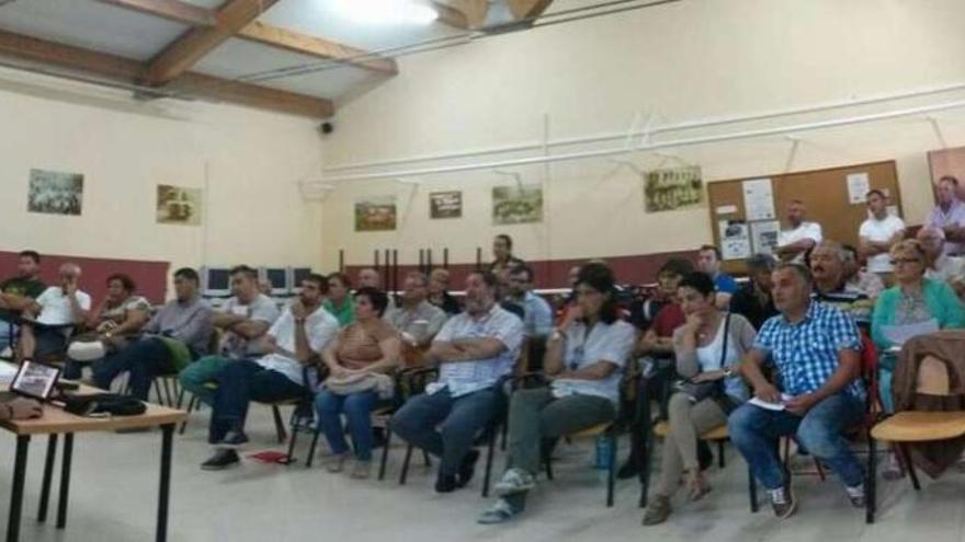 Asamblea convocada por los vecinos de Morás que acogió ayer el centro social de Uxes. la opinión