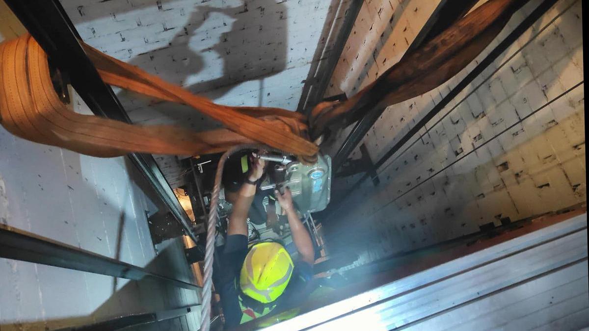 Bomberos de Marbella rescatan a tres menores que quedaron atrapados en un ascensor durante más de tres horas