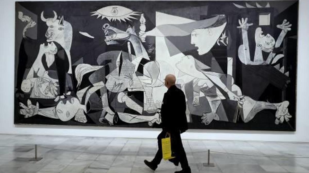 Un home passeja davant el Guernica