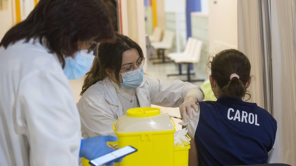 Niños y niñas se vacunan en el centro de salud Seminario (Zaragoza)