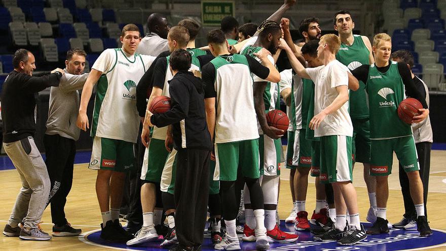 El Unicaja, que hace piña, tiene la peor defensa de su historia en ACB a estas alturas de temporada.