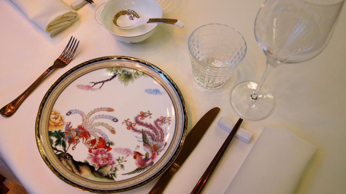 Una mesa de un restaurante chino.