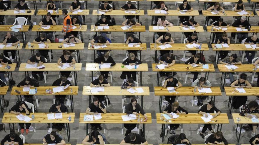 Opositores durante un examen.