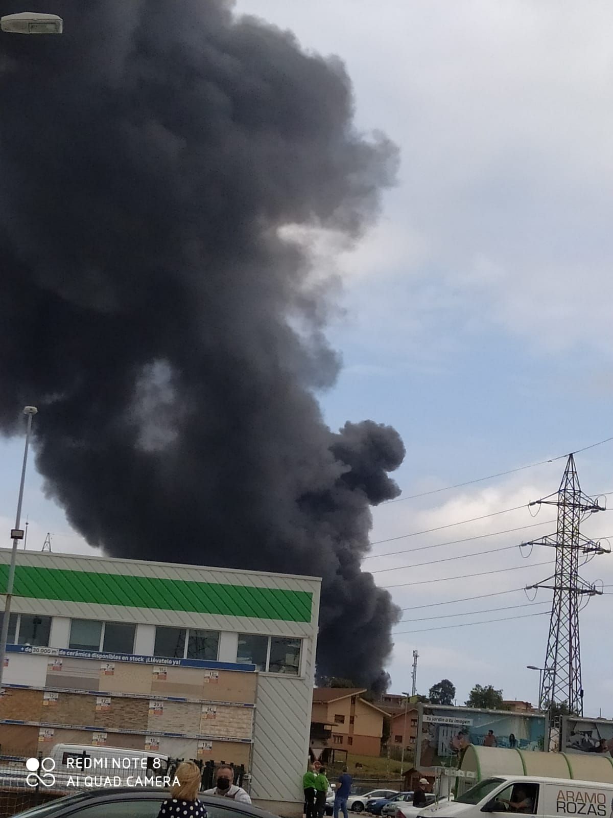 Alarma por un gran incendio en una nave de reciclaje en Llanera