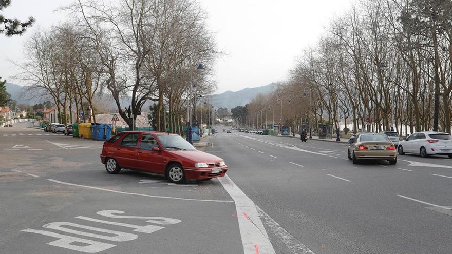 Vehículos en el cruce de la avenida de Samil con Argazada // R. Grobas