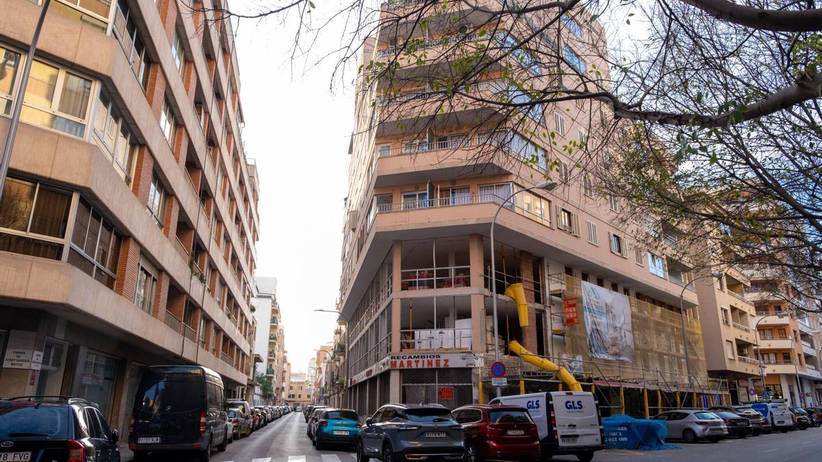 VÍDEO | La antigua tienda Recambios Martínez se transforma en una promoción de pisos a precio limitado