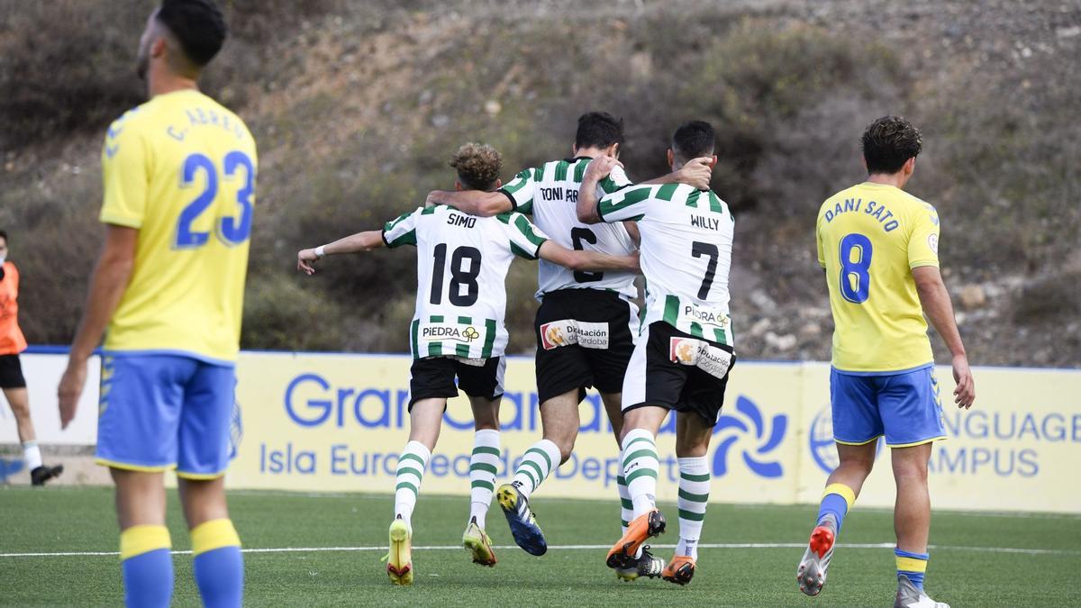 Jugadores del Córdoba CF celebran el primer tanto blanquiverde en el Anexo del Gran Canaria, obra de Toni Arranz.