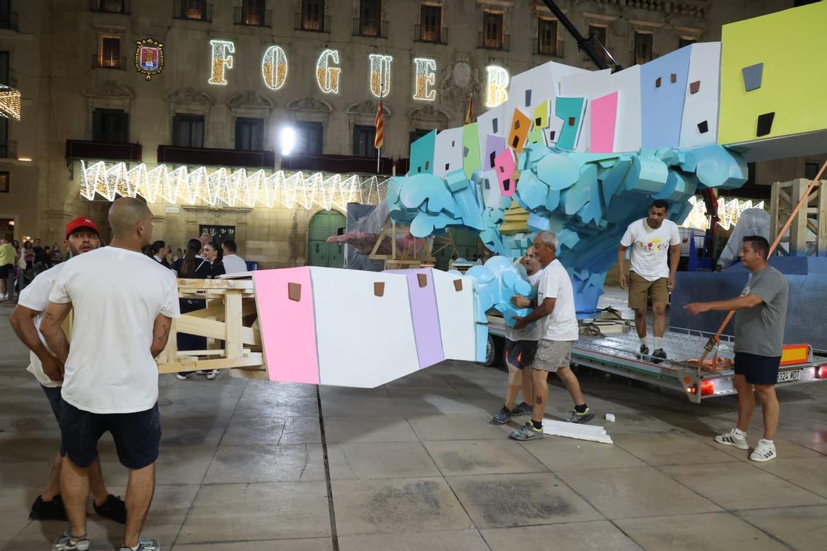La Bellea del Foc y sus damas presencian la llegada de las primeras piezas de la Hoguera Oficial