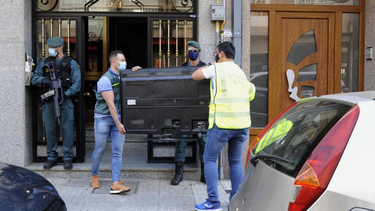 Retirada de material incautado durante el registro llevado a cabo el martes en el piso de la calle B. // Bernabé/Javier Lalín