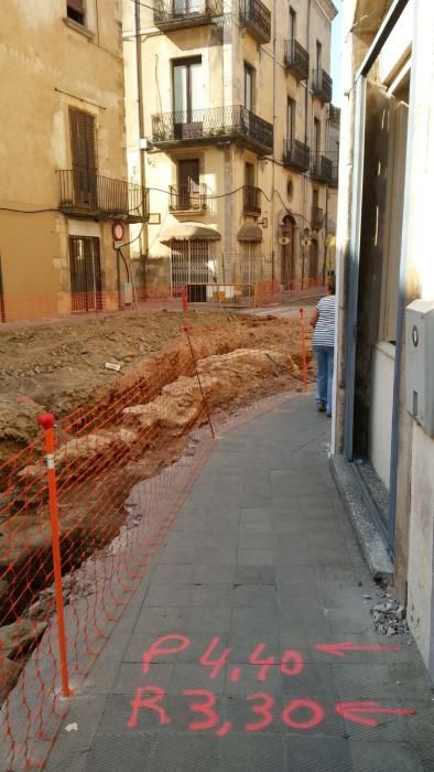 Part de la muralla descoberta a la Bisbal durant les obres del carrer Ample