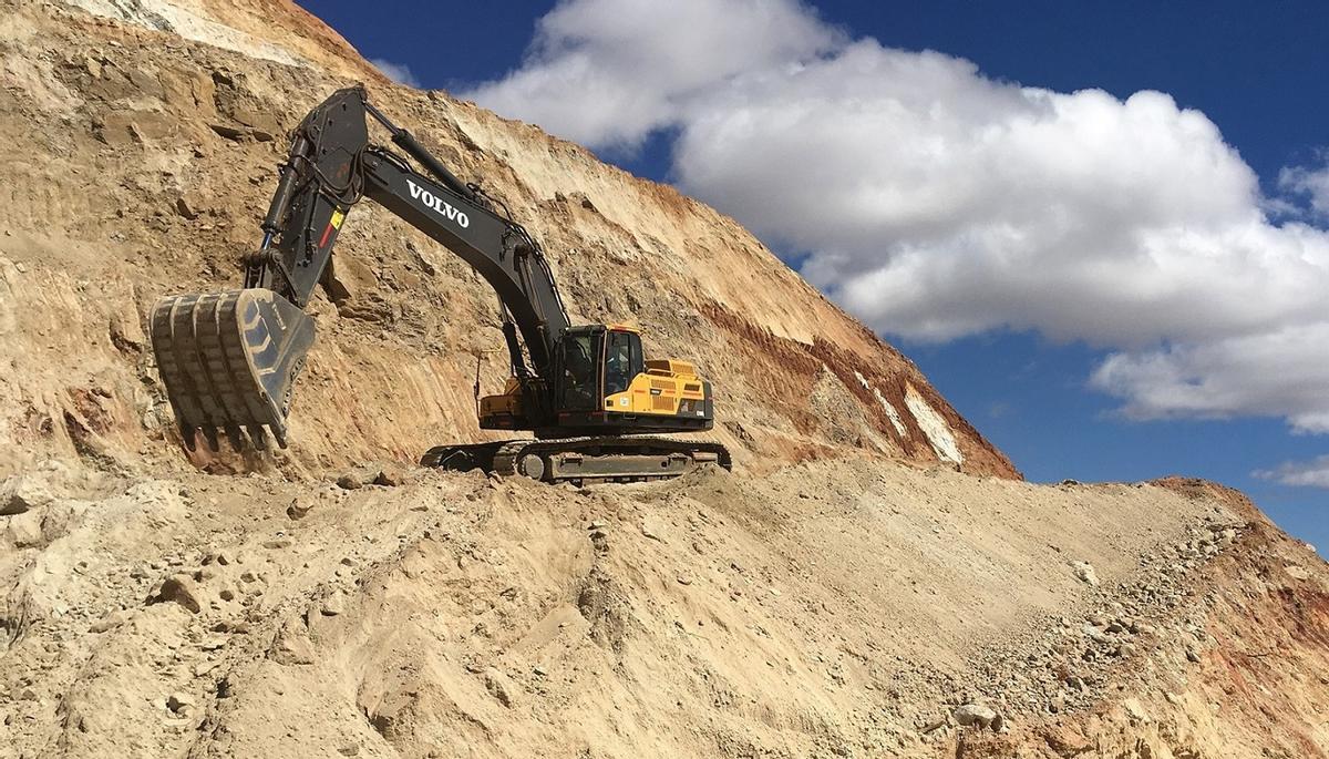 Máquina excavadora arrasando un monte