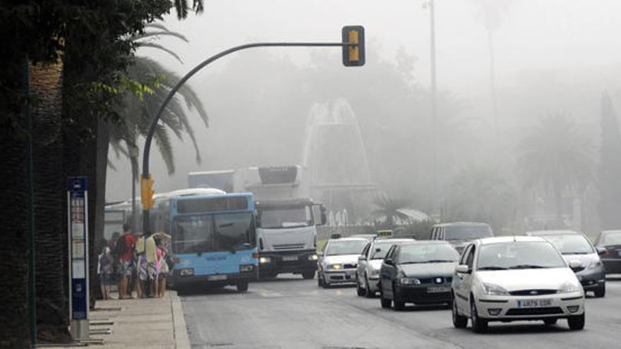 Málaga amaneció ayer completamente cubierta de niebla.