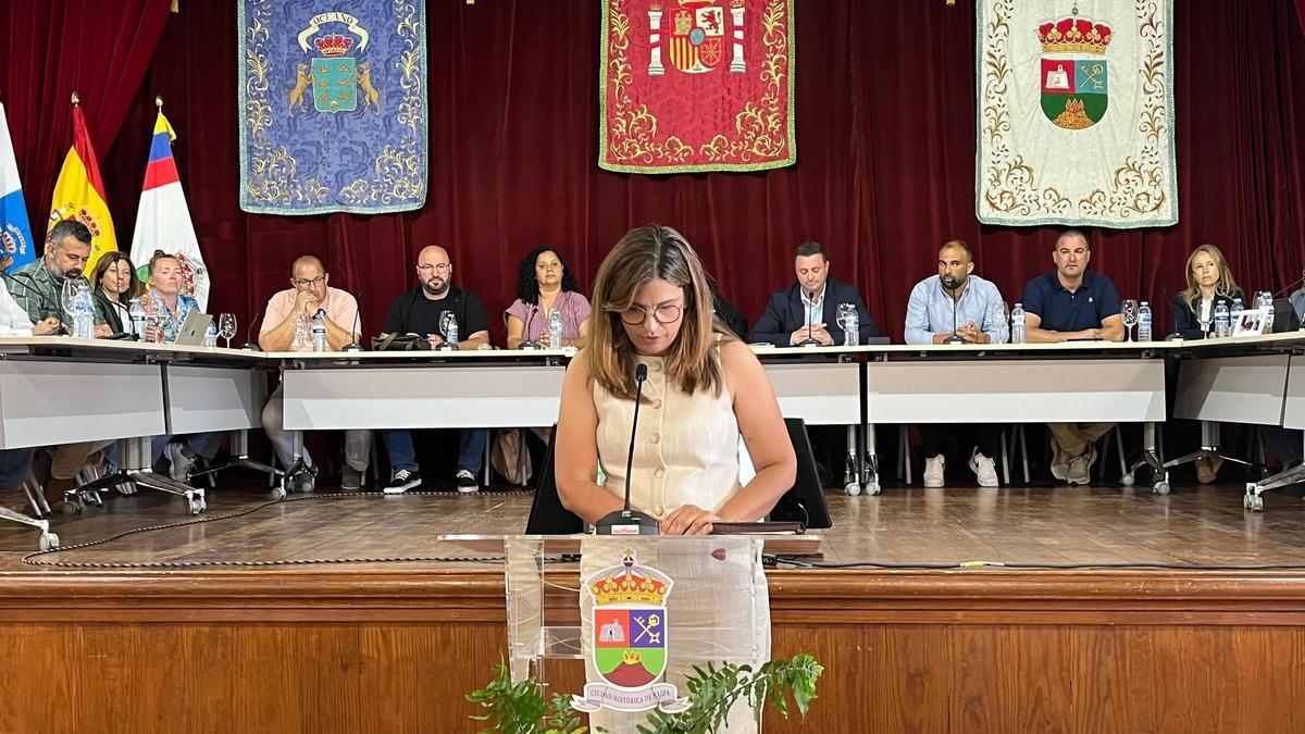 Lorena Martín, durante su toma de posesión como nueva concejala del PP en el Ayuntamiento de Yaiza.