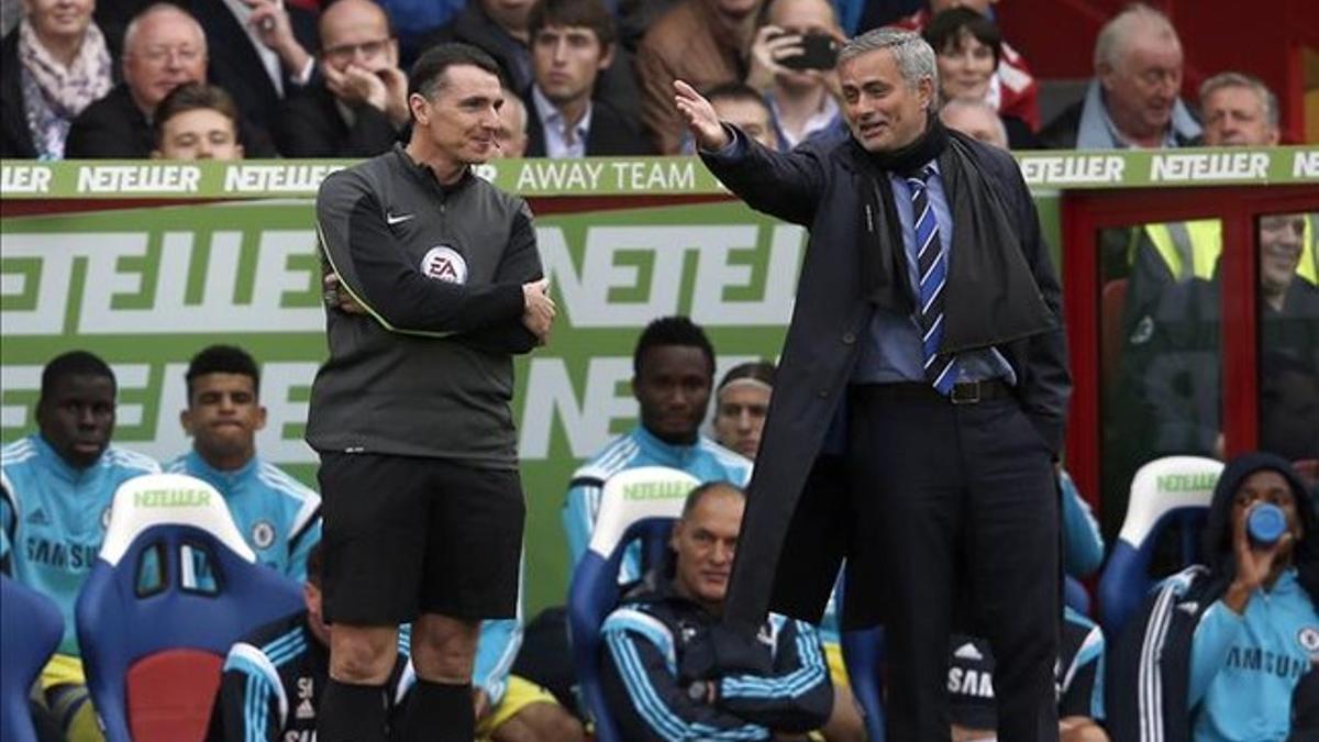 Mourinho, protestando al árbitro, una imagen recurrente