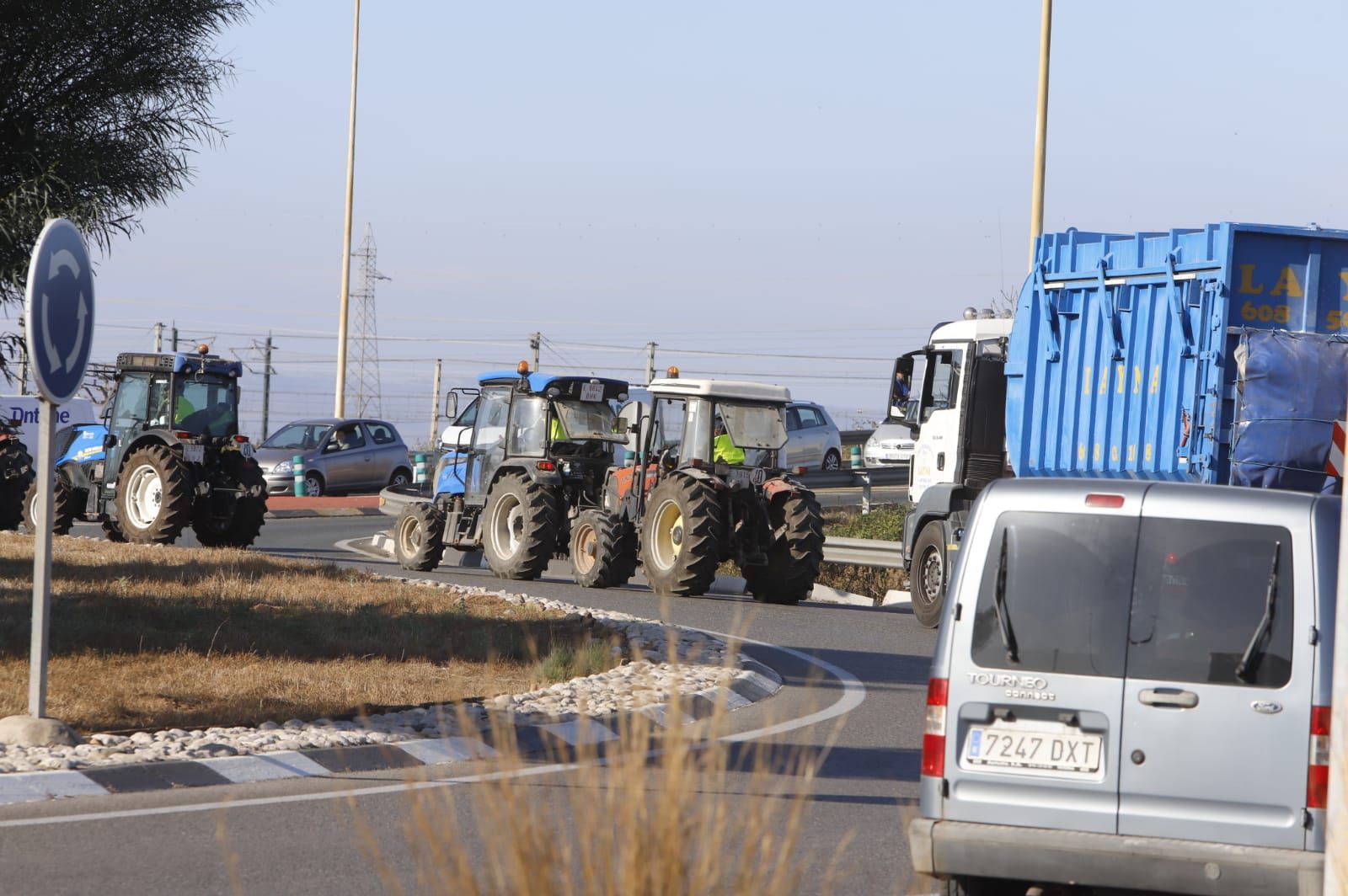 Las tractoradas dificultan el tráfico en la A-7 hacia Valencia