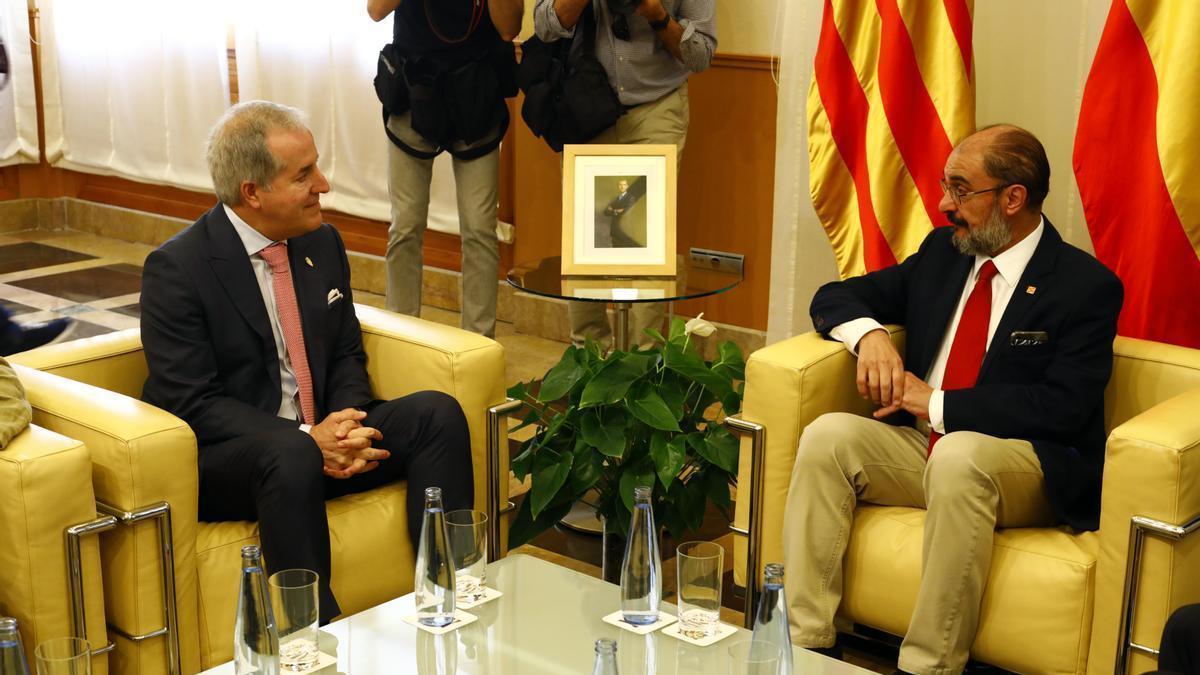 El presidente del Real Zaragoza, Jorge Mas, junto al presidente del Gobierno aragonés, Javier Lambán, en la reunión que ambos mantuvieron el pasado mes de mayo.