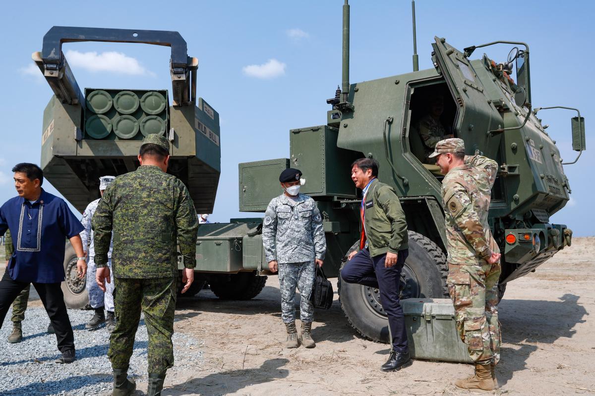 El presidente Marcos Jr. supervisa los ejercicios militares Filipinas-EEUU