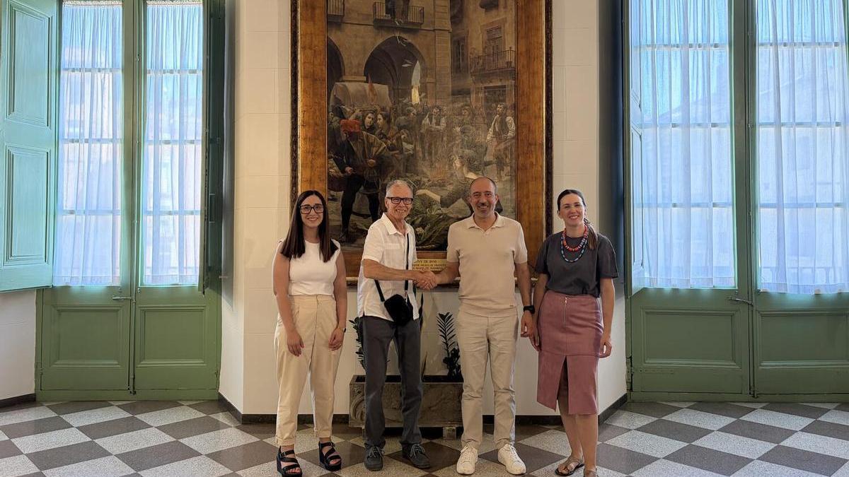 Tània Infante, Joan Antoni Closes, Marc Aloy i Anna Comas, durant l'acte de donació a l’Ajuntament