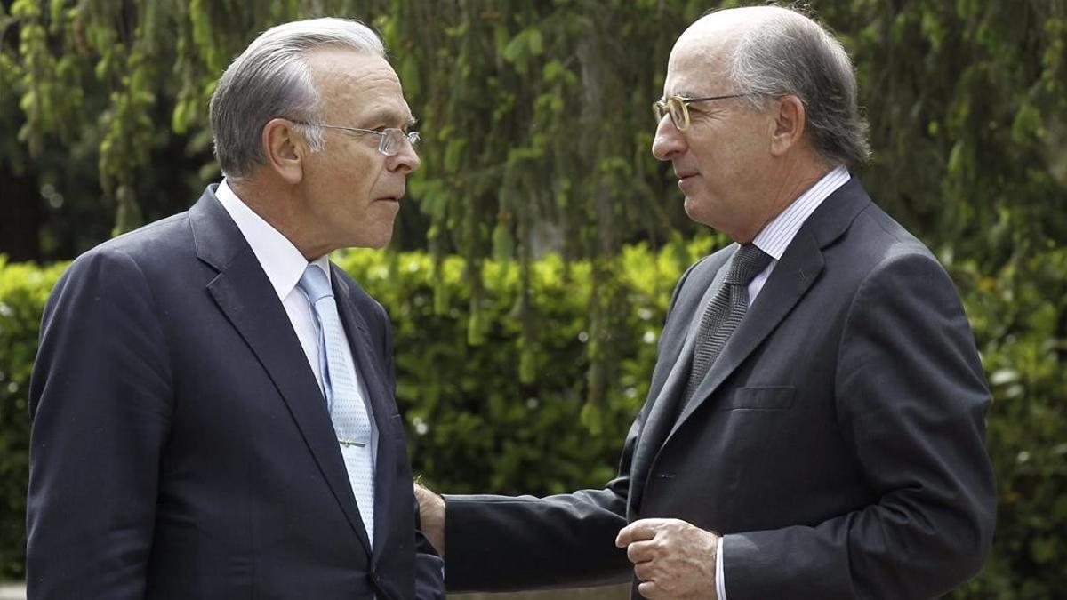 GRA300  MADRID  07 05 2014 - El presidente de Repsol  Antonio Brufau (d)  conversa con el de La Caixa  Isidre Faine (i)  durante el posado para la fotografia de familia del presidente del Gobierno  Mariano Rajoy  con los grandes empresarios espanoles que integran el Consejo Empresarial por la Competitividad (CEC)  con los que ha almorzado hoy en el Palacio de La Moncloa para analizar la evolucion de la recuperacion de la economia y el empleo  EFE Kiko Huesca